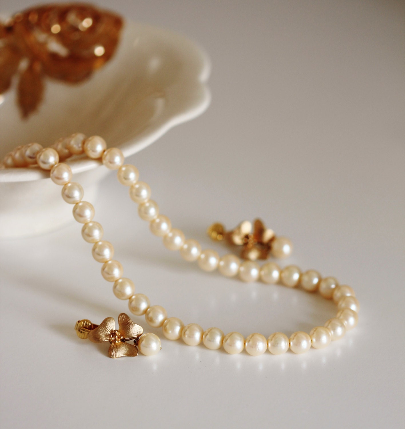 Gold Bridal Jewelry Set Vintage Style Pearl Wedding Jewelry Clip On Earrings Ivory Pearl Necklace Mother of the Bride Gift Bridesmaid Gift