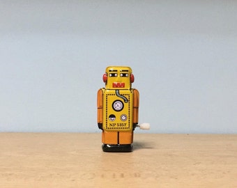 Vintage yellow wind-up tin toy robot,miniature toy for collectors,collectible robot, wind up toy,collectors toys,retro collection