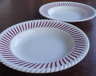 Late art deco: 2 beautiful decorated soup plates, FB 22 probably from France or Belgium, lively red lines on white earthenware.