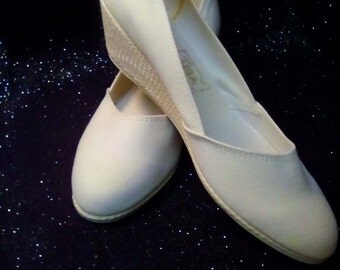 New Ladies size 9 M Comfort Plus White Canvas Wedge Pumps.
