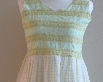 Vintage 70s Green Polka Dot Sun Dress w/Lace Bodice and Embroidered Trim