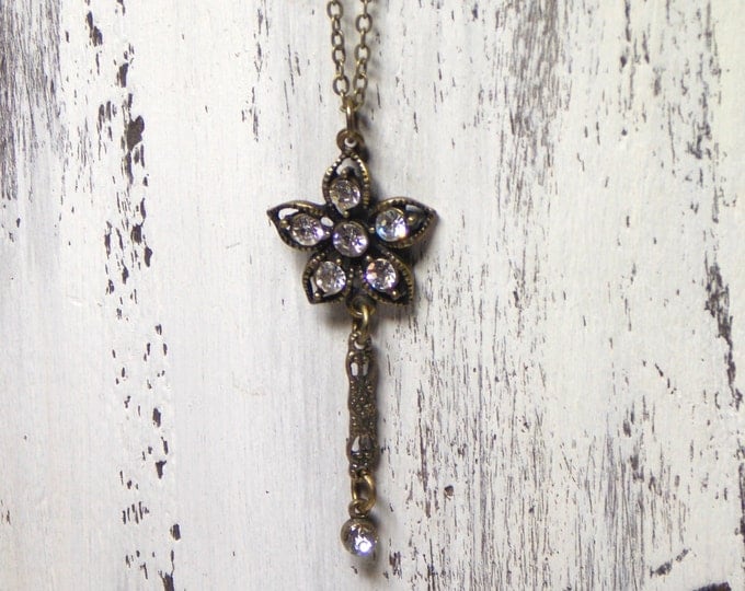 Flower Necklace Rhinestone Crystal Dew Drop Necklace Simple Sparkle Minimalist Focal Star Pendant Charm Boho Layering Gift Necklace