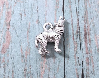 Tiny wolf charm 3D silver plated pewter (1 pc) - howling wolf charm, animal charm, lobo charm, silver wolf pendant, southwestern charm, M9
