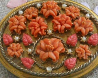 Vintage molded rosette compact