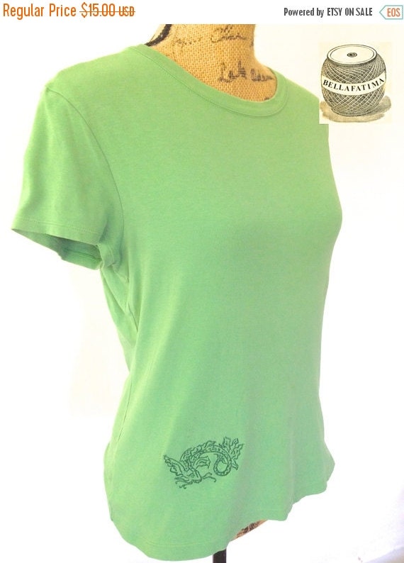 Green Pullover t-shirt w/ short sleeves and crew neckline.