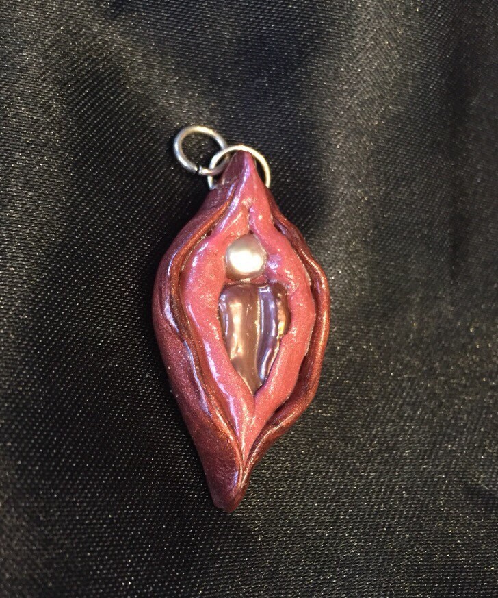 pearl-yoni-pendant-with-pearlescent-copper-and-bronze-colored