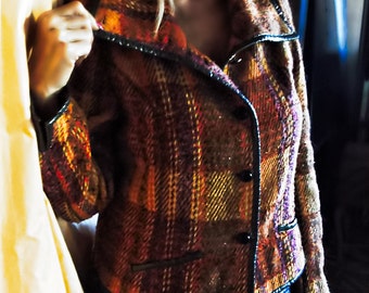 Veste courte en tartan, avec de magnifiques couleurs chatoyantes / Short jacket in tartan, with magnificent warm colors