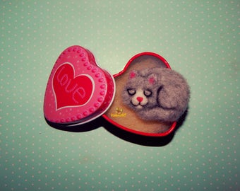 Needle felted brooch cat, felted animal brooch, cute cat pin, needle felted animal, felted jewelry, wool brooch, cat badge tiny cat