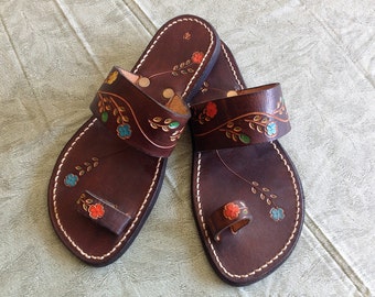 Vintage 70s Tooled Leather Sandals, NOS Toe Loop Slides, Bohemian Summer Flats with Floral Design Womens Size 4 Shoes
