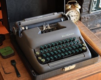 Smith Corona Clipper Manual Typewriter - Made in USA - Comes with Fresh Black Ink Ribbon - 100% Functional - Near Mint!