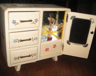 Vintage 1960's Children's Jewelry box with Magnetic dancing ballerina rare & working!