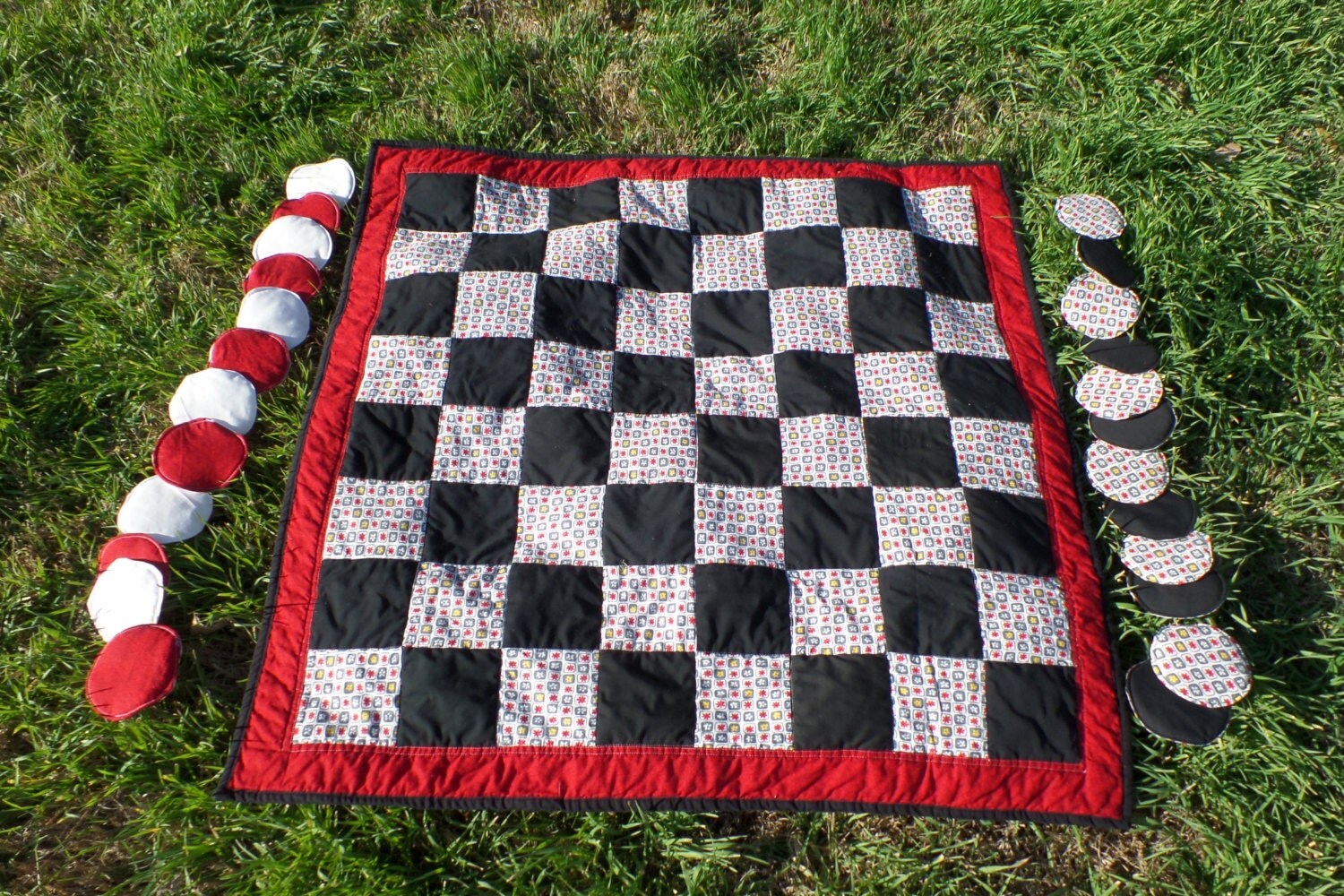 CHECKERS PICNIC QUILT Blanket. Lawn Game. 12 black 12 red