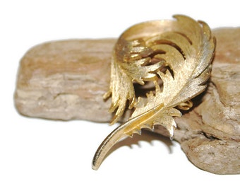 Gold Feather Brooch, Stylized Feather, Feather Jewelry, 1950s Jewelry, Costume Jewelry, Gift for Her, Gift for Mom, Gift for Grandma