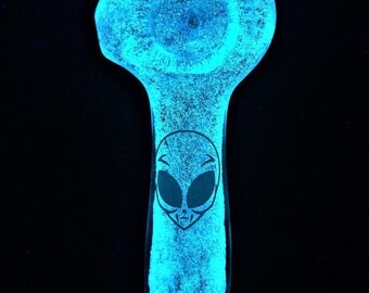 Glow in the Dark Glowprint "Alien Head" Glass Pipe * Unique Pipes * Trippy Pipes * Alien Pipes * Freaky Pipes * Groovy Pipes * Amazing Pipes