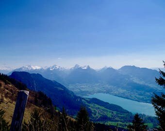 Photo Lake Annecy and its mountains