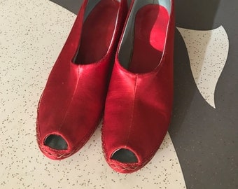 Honeymoon in Shanghai - 1940's Red Satin Peep Toe Slippers