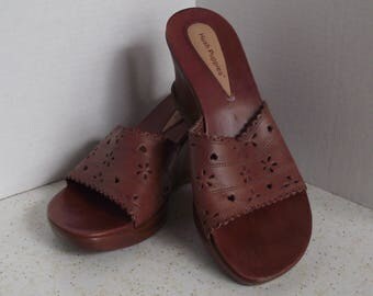 Hush Puppies Brown Filigree Leather Slip On Wedge Sandal's Wearable Art Cottage Chic Resort Honeymoon Mod Rockabilly Hipster Hippie Size 8M