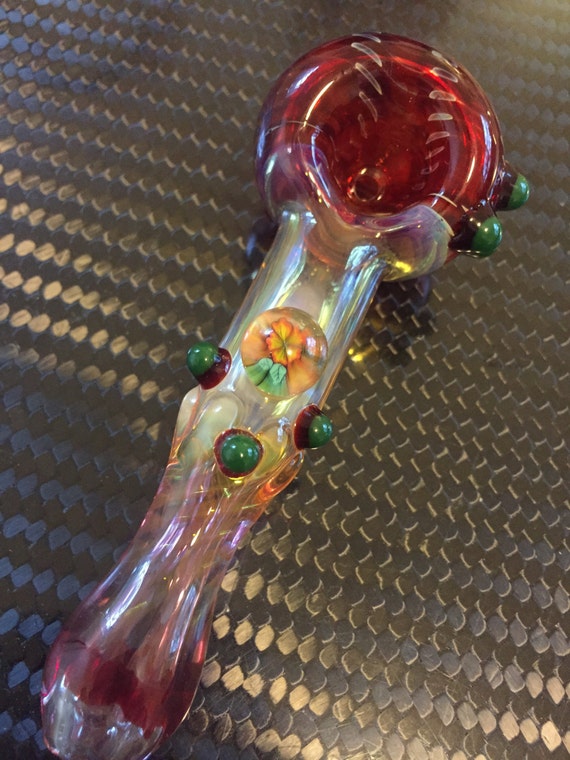 FLOWER Glass pipe Flower millie with red highlights. Fumed