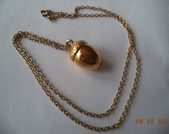 Vintage Unsigned Goldtone Acorn Necklace