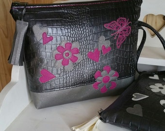 Large trousse plate de maquillage ou fourre-tout pour sac, simili cuir croco argenté, appliqué fleurs et coeur