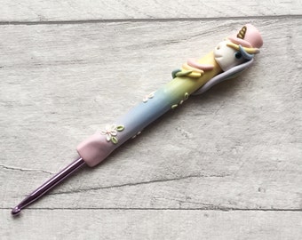 Unicorn crochet hook, polymer clay crochet hook, pastel rainbow hook, unicorn accessories, unicorn gifts, crochet supplies, gift for her