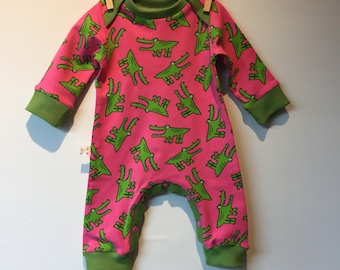 Playsuit with envelope closure, mt krokodilletjes, 56, between the legs a press Stud fastening.