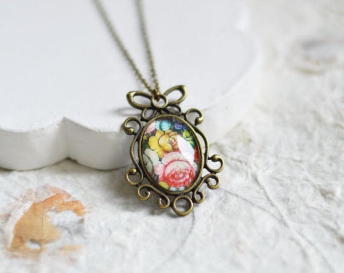 FLORAL MOTIFS Oval pendant metal brass with pictures of flowers under glass