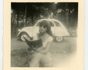 Vintage photo '2CV / reading lady' - vernacular photograph snapshot, girls and cars, hippie look woman, road trip deux chevaux Citroën