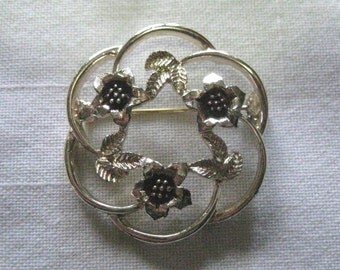 Sarah Coventry STRAW FLOWER WREATH Gold Tone Brooch 1975
