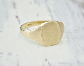 9ct yellow gold signet ring - 9k gold - Large oval gold signet - Unisex signet ring - British vintage jewellery - Can be engraved