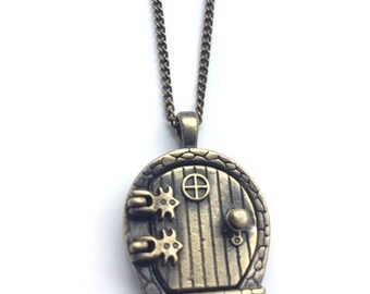 locket, the hobbit, geek gift, fairy door, lord of the rings, lotr jewelry, fairy necklace, hobbit house, hobbit door necklace, fairy pendan