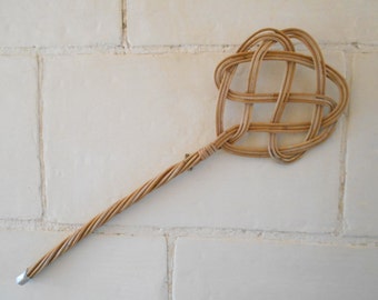 French vintage wicker carpet beater, wicker rattan rug beater, mid century twisted cane rug whipper. Wall hanging decor home cleaning tool