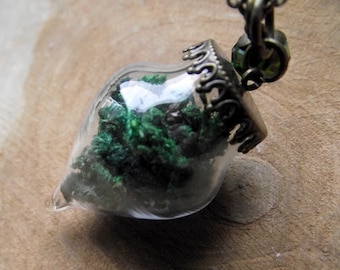 Hollow bead drop necklace moss green Wald