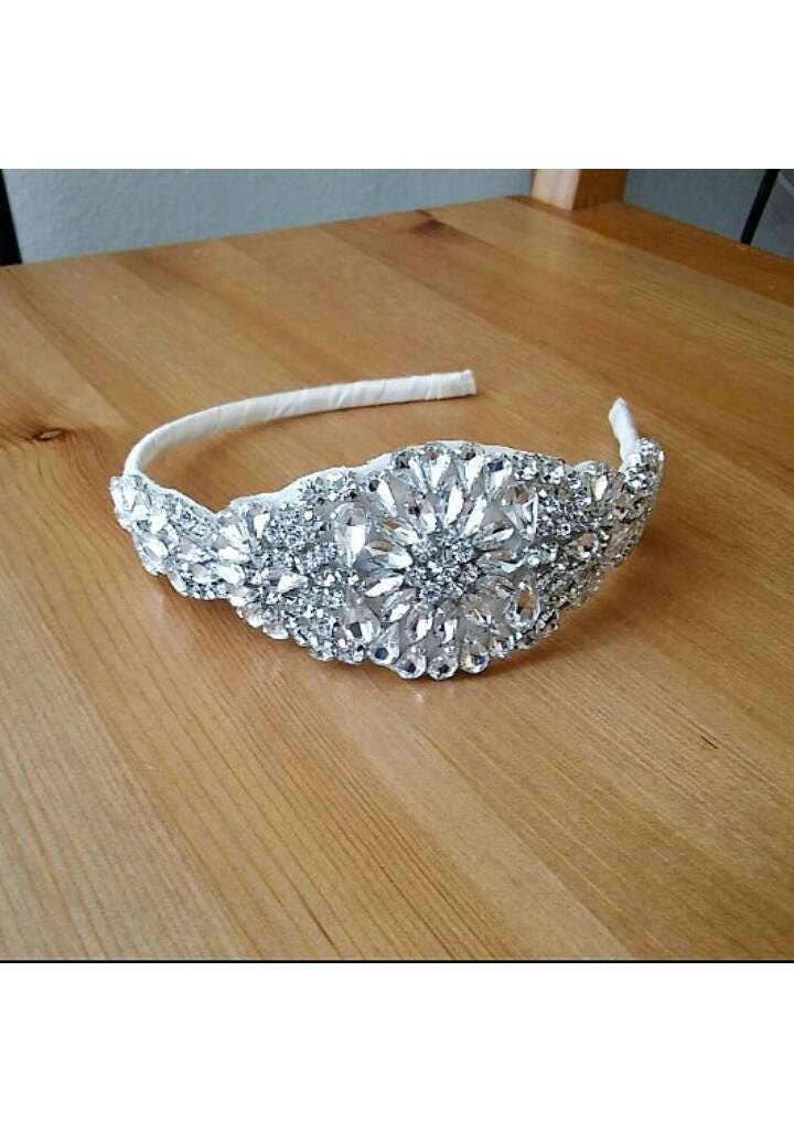Headband with crystal and rhinestone.