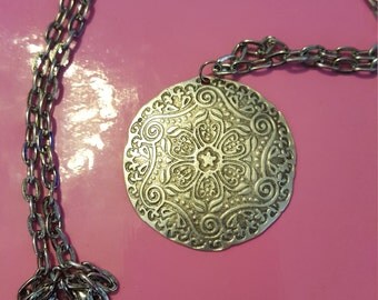 Silver flower patterned pendant necklace