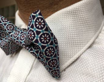 Bow tie pre-tied cotton with little daisies class and classic.