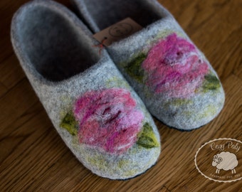 Gift for mum House Shoes Gray felt slippers Wool Slippers Woolen Clogs House Slippers Felt shoes with Flowers Felted slippers