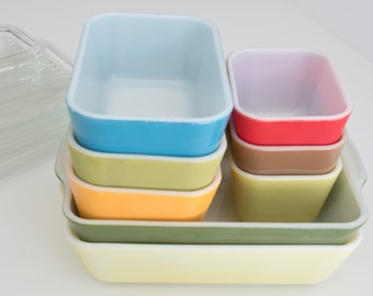 Vintage Pyrex Refrigerator Set of 8 dishes with matching lids, 1950's