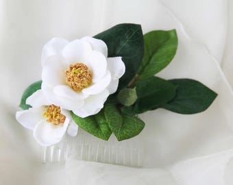 Silk Flower hair comb. Gardenia flowers and foliage. Small and dainty hair comb. Wedding hair accessories, Hair flowers for party, races