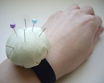 Cream wrist pincushion, Seamstress gift, Japanese silk kimono, Sewing accessories, Partner of sewing, Craft supplies, Gift for mom, for sis
