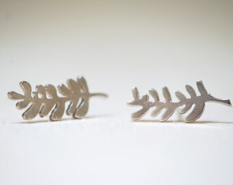 Earring silver leaf around or pointed.