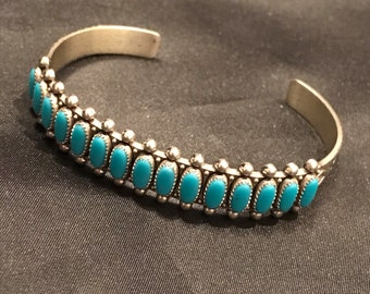 Bracelet élastique aux perles vertes-pomme & sapin | Kaufen auf
