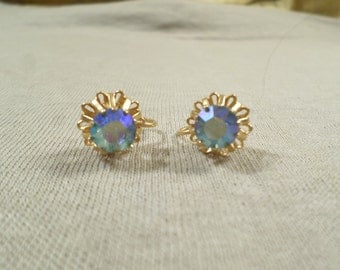 Beautiful Vintage Gold Tone Pair Of Prong Set Blue AB Crystal Rhinestone Screw Back Earrings DL# 2939