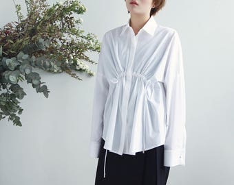 La chic Parisienne Collection white/blue stripe designed front drawstring shirt
