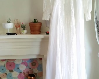 Vintage White Wedding Gown With Full Veil Size 4