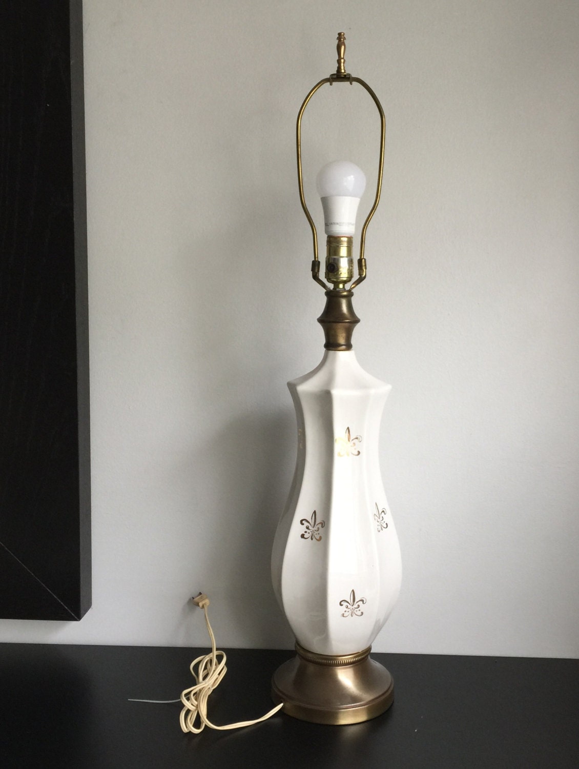 Mid Century White And Gold Table Lamp Fleur De Lis Decor Ceramic