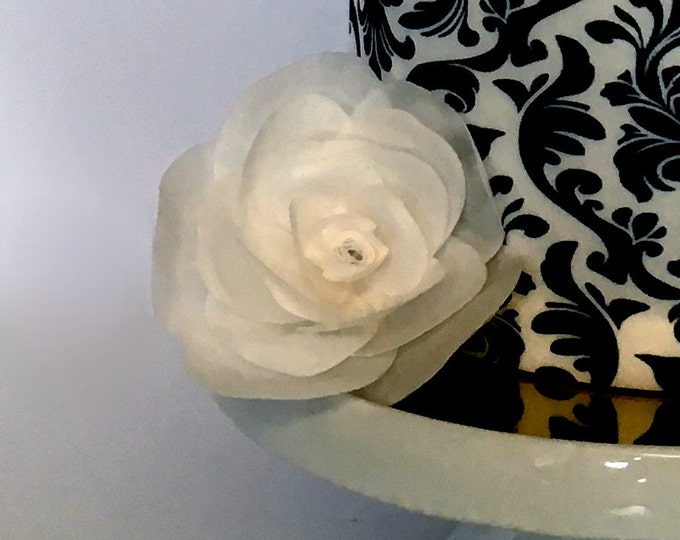 Edible Flowers, Wafer Paper Flowers for Cakes - Modern White Roses