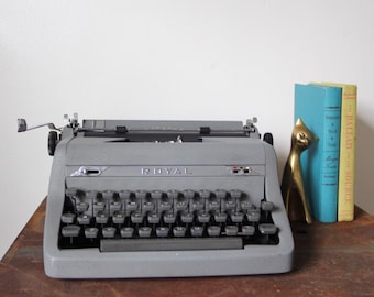 Vintage Royal Typewriter, gray vintage Typewriter, perfect working condition.