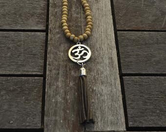 Long necklace Om beige and Brown pompom