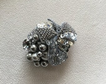FR-01 grapes brooch * sommelier badge